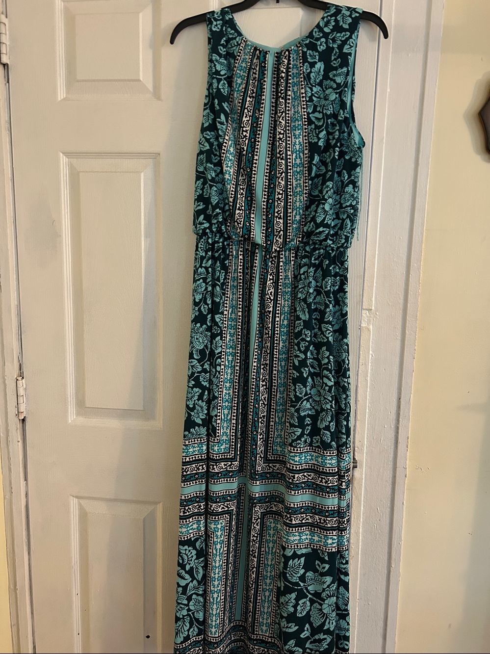 Women’s dress barely worn